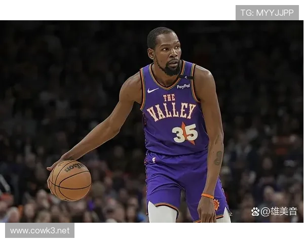 杜兰特居然能在豪宅里一边签合同一边撸猫，这节奏也太明星了吧！