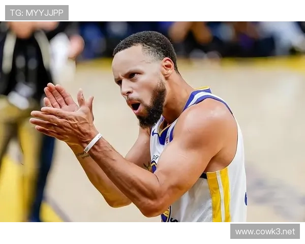 汤普森更积极无球跑动，挡拆配合库里提升三分效率